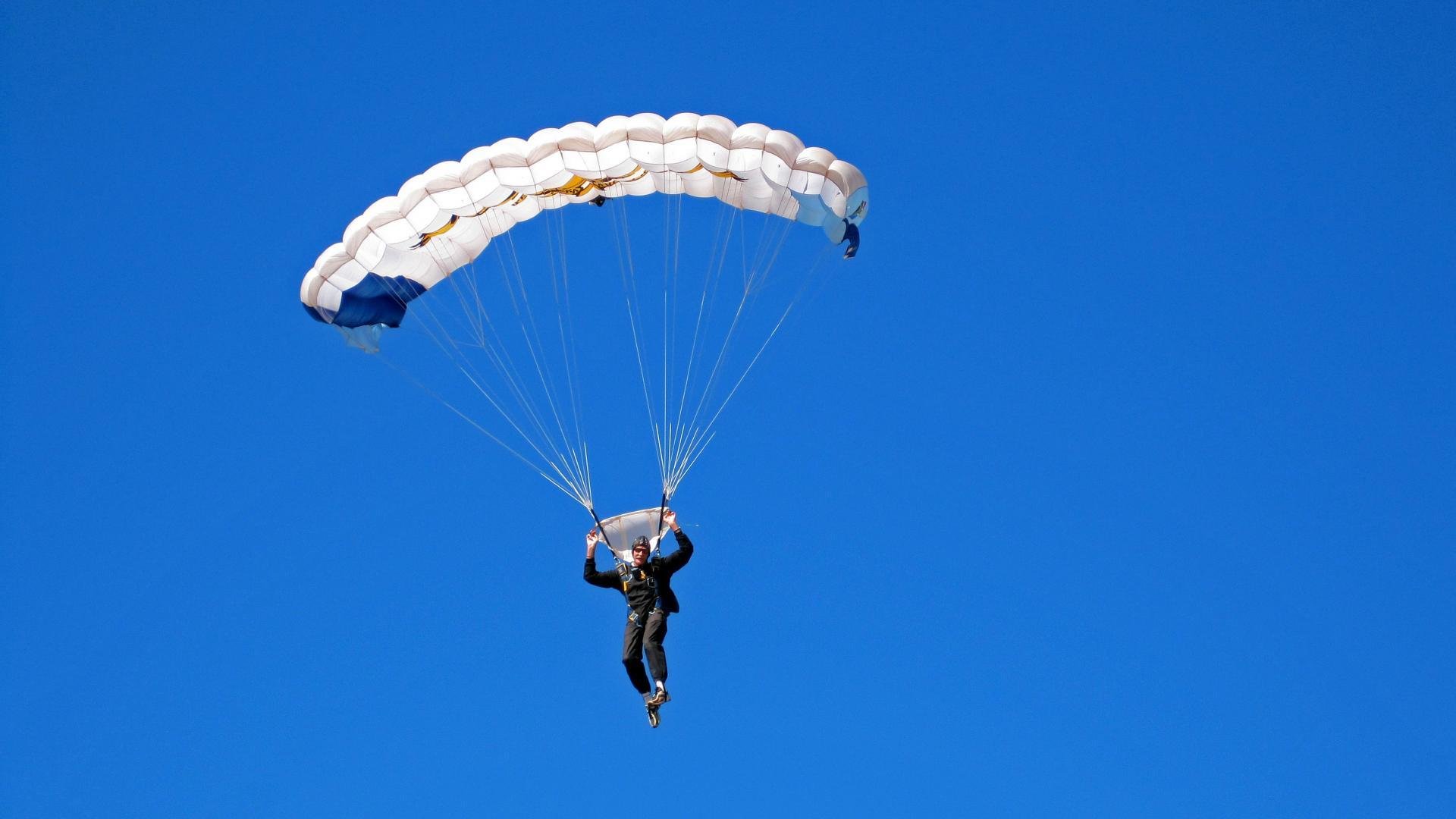 “三叉湖滚球赛：选手精准操控，赛场悬念不断”