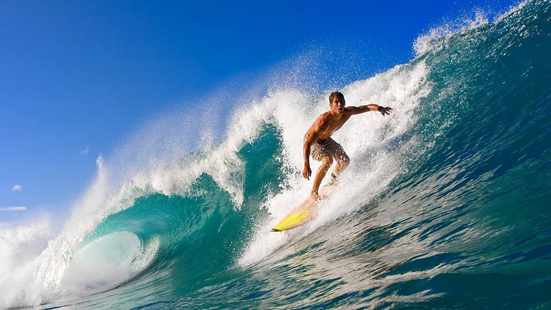 “东安湖赛场：跑酷与龙舟并肩上演速度与力量的碰撞”