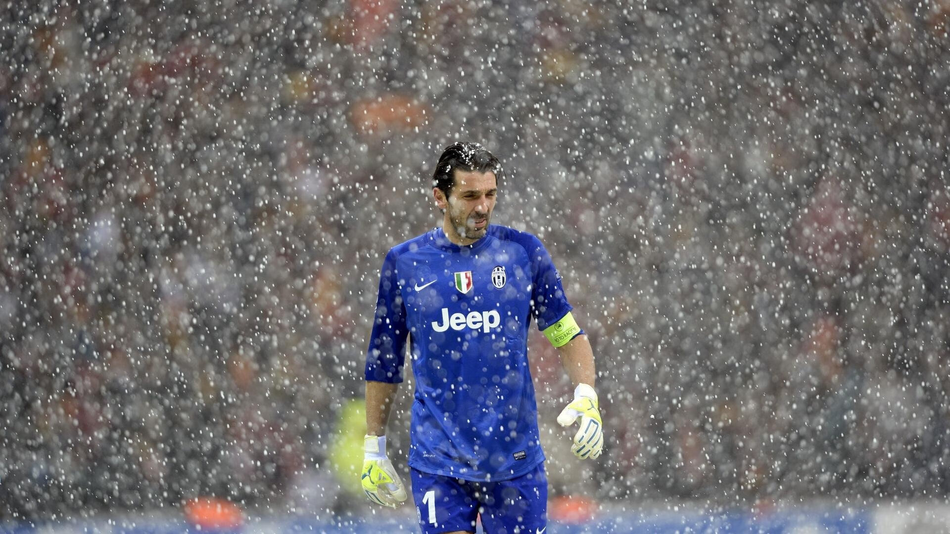 “三叉湖游泳馆：水上救生选手挑战极速反应与高难度救援”